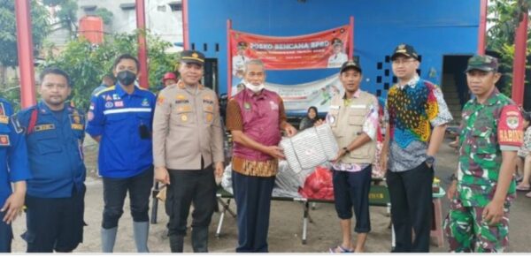 Dinsos Kota Tangerang Langsung Salurkan Bantuan Disejumlah Wilayah Tergenang Banjir.