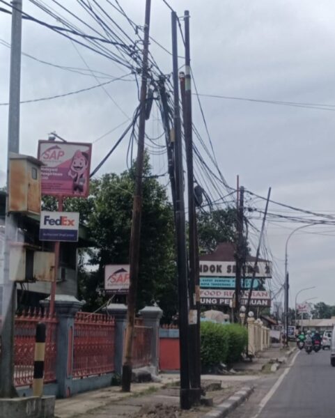 Fenomena Baru di Kota Tangerang, Ratusan Tiang Internet Pecundangi Penegak Perda.