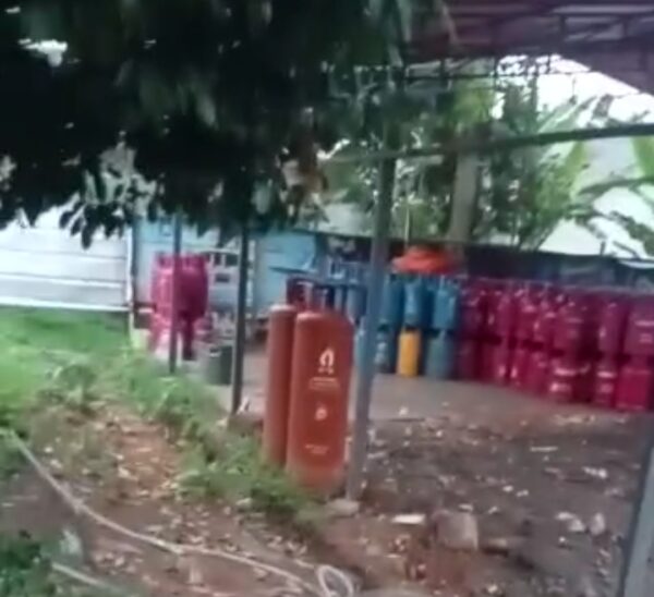 VIRAL! Dekat Mapolsek Pondok Aren, di Duga Gudang Mafia Gas LPG 3 Kg Bebas Beraktivitas