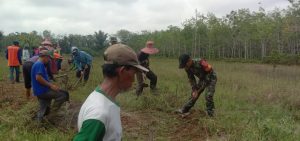 Pihak warga bersama anggota Koramil bekerja sama membetulin jaya untuk mengangkut hasil tani warga.