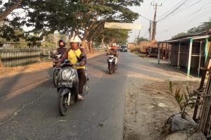Jalan peningkatan dan pelebaran jalan raya rajeg Daon belum tuntas.