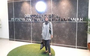 Mempertahankan tanah waris alm Bapaknya dari gadis sampai nenek nenek Erni tidak putus semangat.