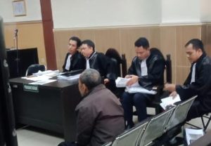 Menuntut 6 bulan penjara supaya terdakwa tetap dalam tahanan penjara.