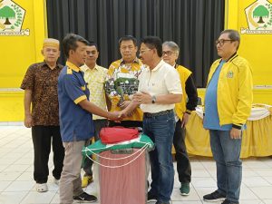 Kedua warga Kota Tangerang ini mendapatkan hadiah Umroh dari Golkar Kota Tangerang.