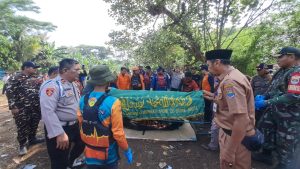 TIM SAR GABUNGAN TEMUKAN JASAD KORBAN TENGGELAM DI KALI CIMANCERI PADA RADIUS 1 KM.
