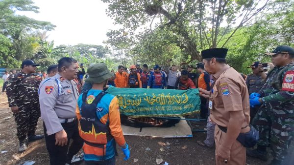 TIM SAR GABUNGAN TEMUKAN JASAD KORBAN TENGGELAM DI KALI CIMANCERI PADA RADIUS 1 KM.