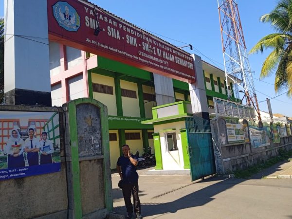 Sekolah swasta SMK yayasan pendidikan kihajar Dewantoro pinang Tangerang, diduga pihak sekolah menahan izasah.