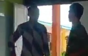 Kali ini juga beradar seorang guru gampar murid, ditendang dan di lempar tasnya kemuka murid.