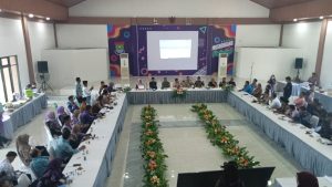 Menjelaskan bahwa Musrenbang Tingkat Kecamatan merupakan suatu forum musyawarah antar pemangku.