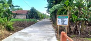 Pembangunan jalan rabat beton jalan usaha tani panjang 135 m lebar 3,5 tebal 13, 5 meter di awasi salah satu ketua kelompok tani.
