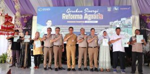 Eko Suharno yang hadir mewakili Kepala Kantor Wilayah BPN Provinsi Banten beserta tamu undangan lainnya seraya mengikuti deklarasi.