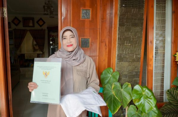 Mumun mengungkapkan kebahagiaannya atas sertipikat tanah yang diperoleh dari program Pendaftaran Tanah Sistematis Lengkap.
