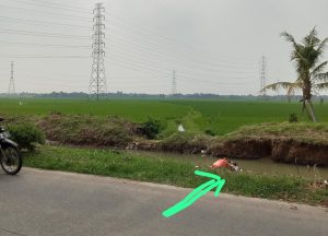 Warga mengeluh terhadap pembuang sampah yang membuang sampah di pinggir kali.