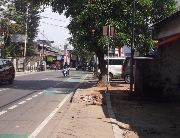 Jalan trotoar pada berlubang dan vaping pada terbongkar, pihak dinas tidak survey pendahuluan.