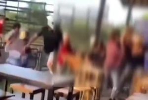 Minta pada aparat polisi tangkap tindakan pengeroyokan terhadap tukang bakso.