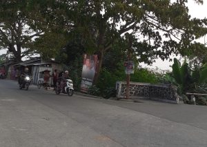 Saat temannya  mau nyender, tetapi, di pegang besi leneng kaget, hampir jatuh.