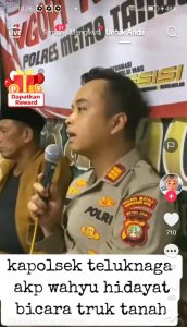 Ibu-ibu minta pada APH agar tangkat truk yang melintasi di jalan Desa Pangkalan sampai Tanjung Pasir, Teluknaga.