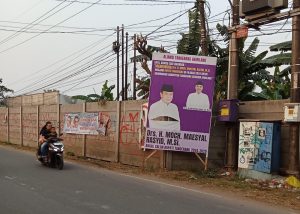 Pasang Benner di magrif lagi tidak ada orang, tahu-tahu esok hari gambar sudah terpasang.