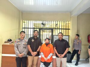 Rencana mendapatkan untung dari jas, kini berurusan polisi.