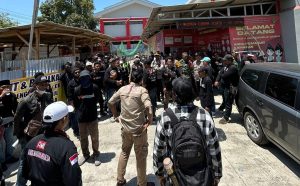 Hingga massa aksi memutuskan tidak melakukan audensi di dalam Rutan klas I A Surabaya.