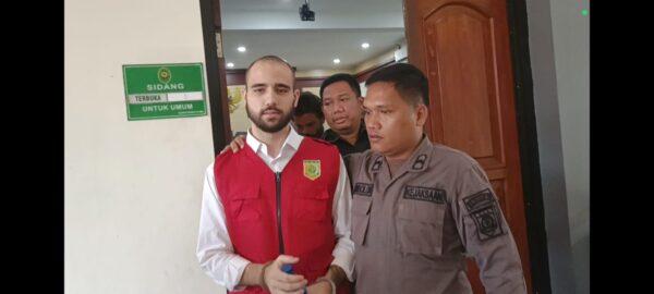 Terdakwa Lui Fedro 22 tahun yang membawa heroin 2500 gram berbentuk cair dalam botol sampoo rencana hukum mati oleh hakim.