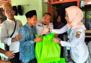 DISDIK KAB.TANGERANG BERIKAN BEASISWA KEPADA KELUARGA KORBAN TERTABRAK TRUK TAMBANG.