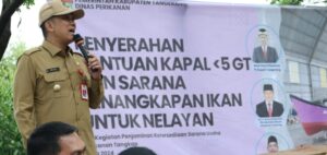Pj. Bupati Tangerang : Adapun bantuan yang diserahkan terdiri dari 7 unit mesin kapal 24 PK, 828 unit.