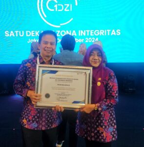 Direktur RSUD Balaraja Hj. Corah Usman dan Asisten Daerah bidang Administrasin Umum Firzada Mahalli.