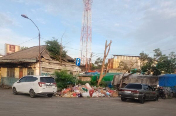 Terminal Santiong Balaraja pengelolaan tidak di jaga sampah yang menumpuk.