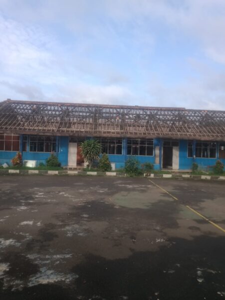 Diduga Kepsek SMPN 3 Balaraja, menjual Genteng bekas pihak Yayasan.