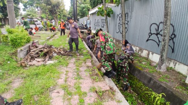 Peduli Lingkungan, Koramil 03/Serengan Gelar Kegiatan Jumat Bersih di Wilayah Kratonan dan Tipes