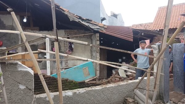 Rapuh Dimakan Usia, Tembok Rumah Warga di Desa Kayu Bongkok Ambruk