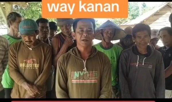 Warga Sister 44 waykanan menangis saat posting belum di akui oleh Pemkab Lampung.