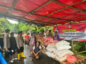 Polsek Carenang Salurkan Bantuan Kepada Warga Korban Banjir