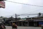Warga menguatirkan jika kabel jatuh ketanah, membahayakan penduduk sekitar.